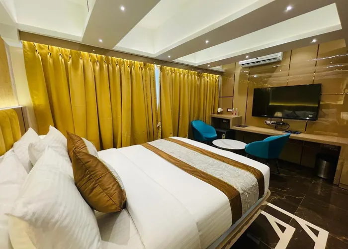 Home2 Renaissance ClubAirport Hotel